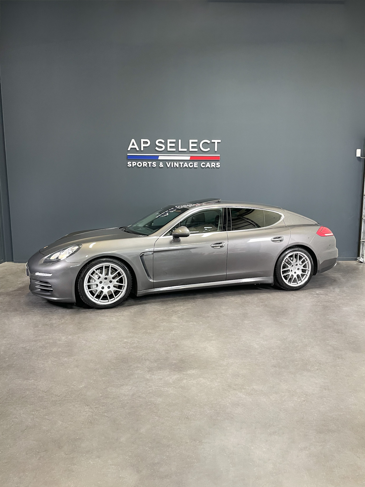 Photographie d'une Porsche Panamera 4S 3.0 V6 vue de trois quarts face dans les locaux d'AP SELECT